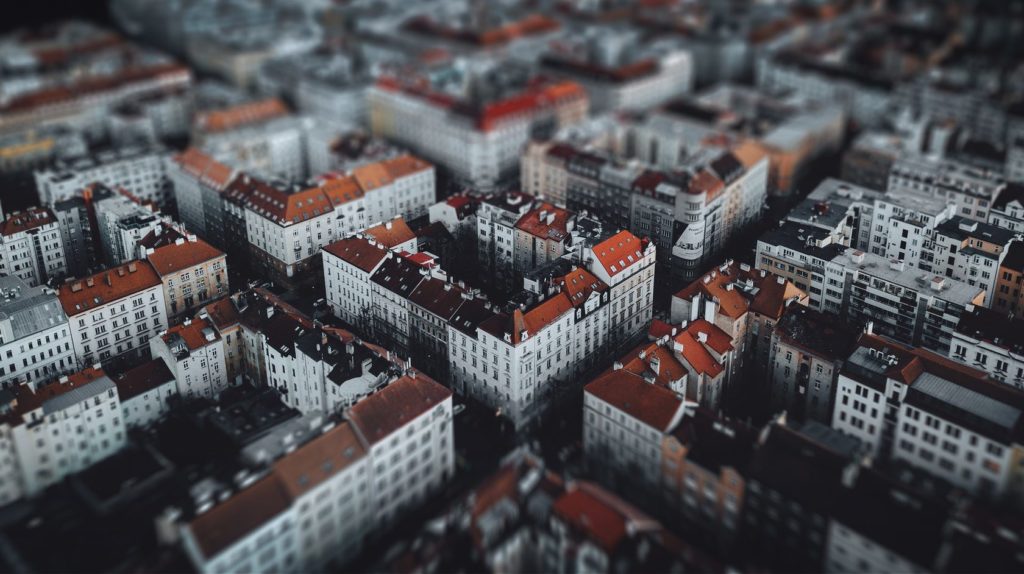 Městské bloky s pohledu ze shora. Je zobrazena Praha.