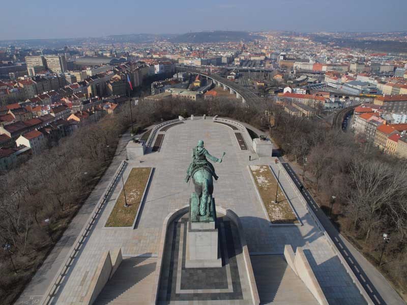 Pohled ze shora na věž Jana Žižky.