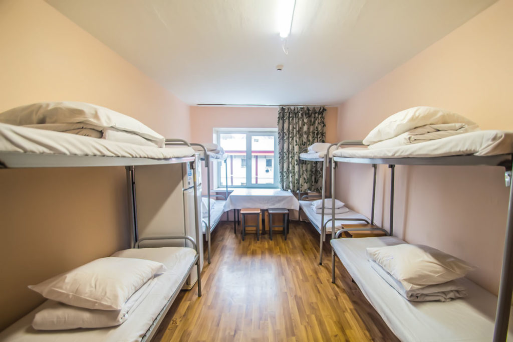 Dvoupatrové postele v hostelu.