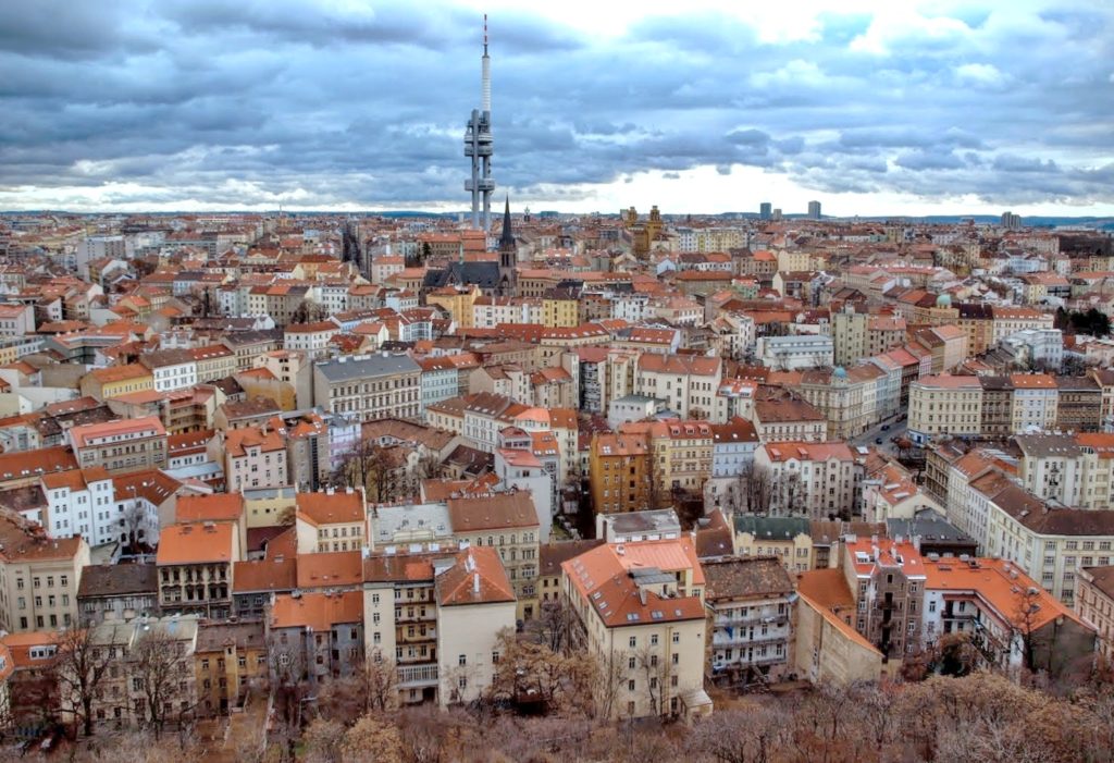 Pohled na střechy Prahy ve starém městě na Žižkově.